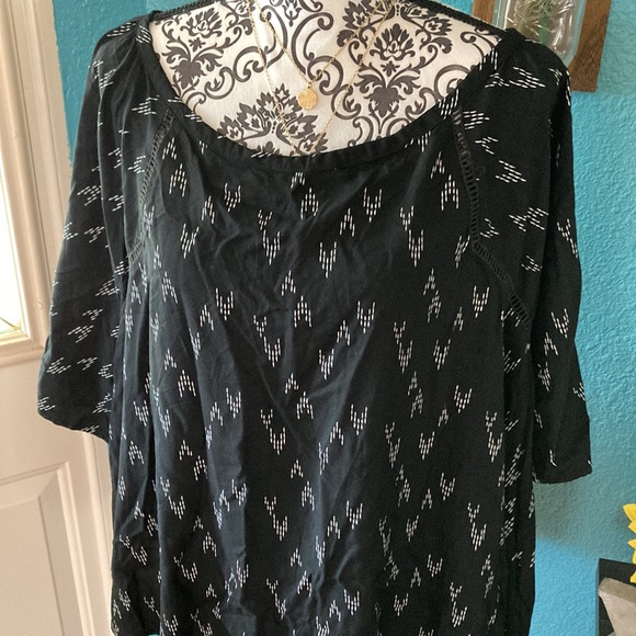 AVA & VIV | Women’s Black & White Arrow Blouse - Picture 3 of 7